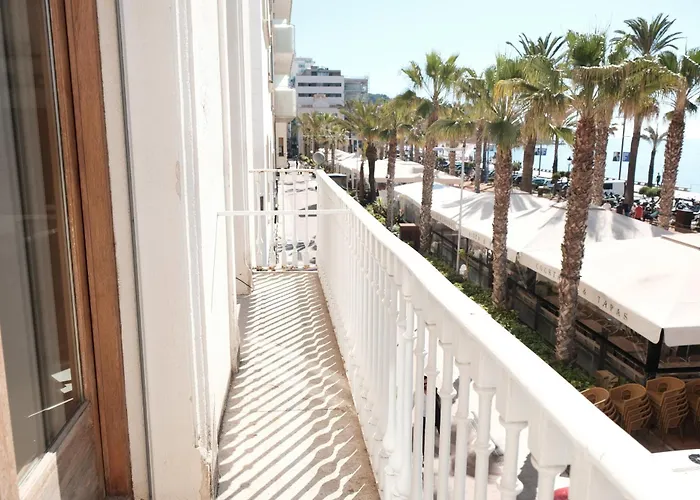 Exclusive Beachfront Haven In Costa Brava דירה *